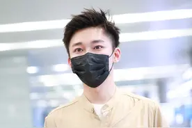 刘奕君儿子太会穿，睡衣风套装穿出公子哥气质，戴口罩神似贾乃亮图片