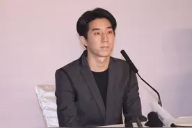 巨星成龙一妻二子：亲儿子房祖名自毁前程，私生女吴卓林爱上女人图片