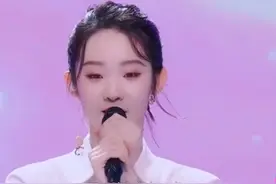 张艺凡拜托粉丝别走，杨超越的成功不可复制，用优势出圈不好吗？图片