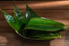 粽叶不要直接下锅煮，多加一个步骤，粽叶更加有韧性，不容易断裂图片