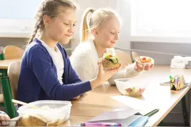 日本小学生吃的是午饭，中国小学生吃的是享受图片