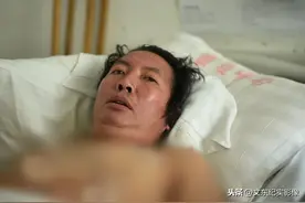 云南一老实人，媳妇跑了，女儿残疾，生活刚有希望，又失去一条腿图片