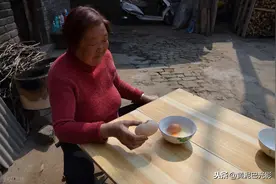 农村大妈养的1只母鸡专下“巨型蛋”，1个顶3个，看啥样子图片