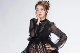 安以轩高调晒出孕肚照！穿黑色透视裙风情万种，满屏都是魅惑力图片