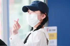 《悲伤逆流成河》女星着学院风套装亮相机场，梳双麻花清纯灵动图片