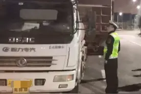 油罐车变“移动加油站”非法卖油被逮现行图片