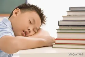 中午吃饱犯困，晚上吃多失眠，这是为什么？听听医生怎么说图片