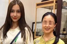 Baby杨颖低调再游普陀山，遇热心粉丝求合影，摘口罩墨镜超接地气图片