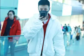 李荣浩理小平头现身机场 一路皱眉打电话面带愁容图片