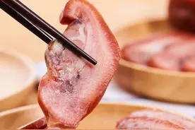 买“猪头肉”时，看到颜色鲜红的，转身离开就行，老板自己都不吃图片