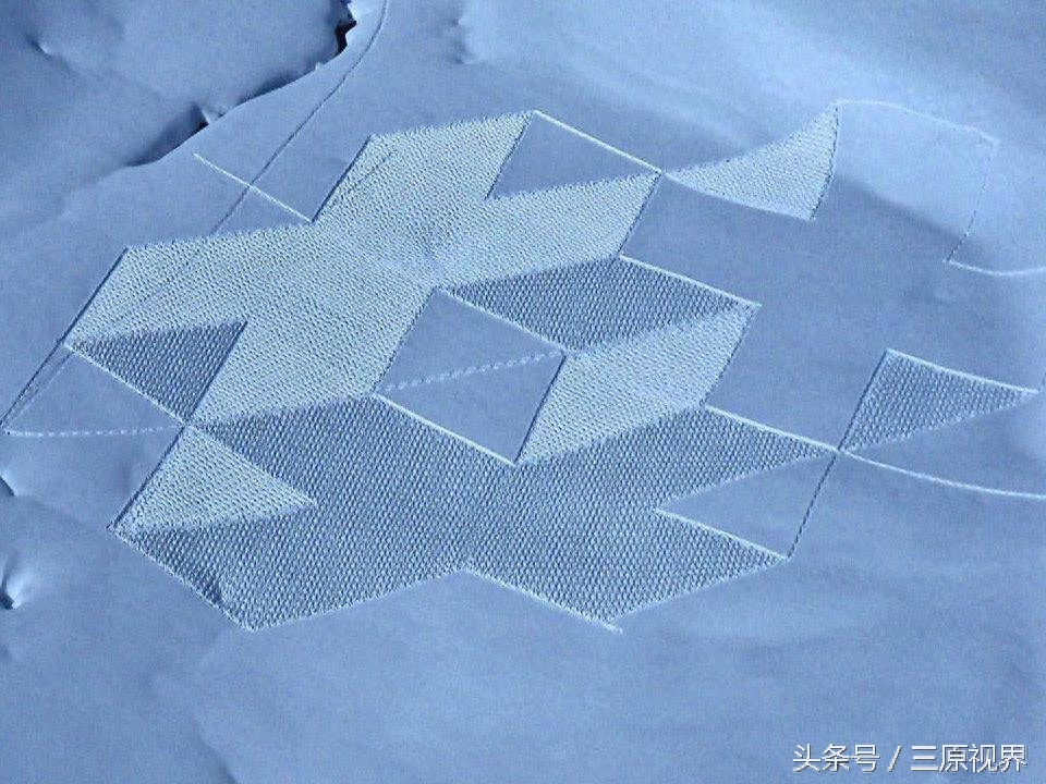 冰天雪地里,这个人走出了“麦田怪圈”。