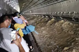 2021年郑州“720”暴雨，丈夫消失在地铁5号线，上海妻子千里寻夫图片