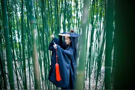 小说：少年含情脉脉地看着女主：先不想这些了，我们还有要事要做图片