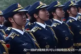 女兵仪仗队训练，个个大美女，大汗淋漓却霸气妩媚！视频封面