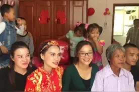 广西壮族人家婚礼，新郎为何要请来这么多小孩到婚床上乱踩乱蹦