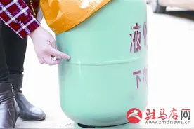 网友发现翻新液化气瓶冒白烟图片