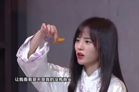 鞠婧祎大口吃鲍春来用手掰的鸡爪，一脸呆萌好讨人喜欢！视频封面