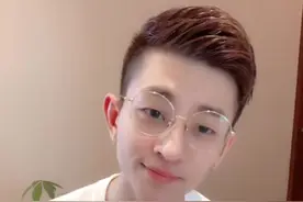 今天刚剪的头发好丑啊，把我打理侧分的方法分享给你们，喜欢露额头的朋友们都可以这么去抓，看懂的双击关注，谢谢