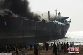 巴基斯坦一拆船厂发生爆炸 数十人死亡图片