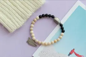 国外达人，制作一个简约的鹅卵石手串视频封面