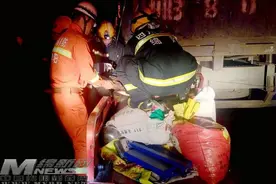 三轮车追尾大货车 消防官兵快速营救被困驾驶员图片