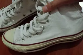 帆布鞋胶皮泛黄去不掉？用这个轻轻一擦白净如新！