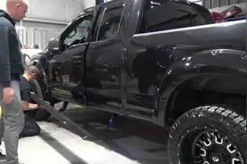 大叔改装福特皮卡，加上自动伸缩踏板后，妻子和女儿都乐了视频封面