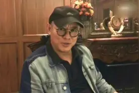 李连杰为朋友庆祝生日，亲大哥李连胜现场开心比V