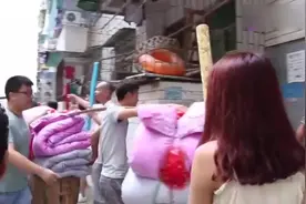 广西河池小伙去接亲 挑了一筐聘礼给丈母娘 至少有50斤视频封面