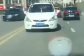 男子驾驶轿车在闹市倒开 “60码倒车哥”为秋名山车神？图片