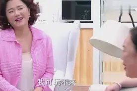 大妈约广场舞姐妹来家看电影，结果拿错了女婿的光盘，全场尴尬！视频封面