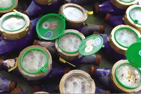 宁波城管供排水集团全力抢修爆裂水表图片