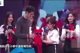 帅气男粉上场，赖美云送上小野牛，吴宣仪直言：最萌身高差！视频封面