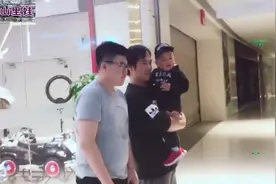 韦神理发，粉丝前来理发店狙击，带着老婆孩子和韦神合照视频封面