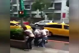 台风太大把姑娘都吹跑了，拦都拦不住！