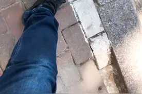 朋友，你在哪？下火车的时候你穿错鞋了你都不知道吗？ k8285次列车，硬卧睡了一觉，醒来之后鞋丢了一只视频封面