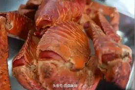 小伙儿在日本路边摊点了只椰子蟹，满满的蟹肉蟹黄直流油，太解馋