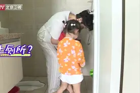 家有龙凤胎，妹妹看哥哥上厕所，这一点得引起注意了！视频封面