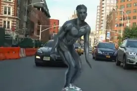 超酷炫！纽约街头艺术家化身银色冲浪手 警察也忍不住拍照视频封面