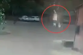 真的遭雷劈！实拍女子雨中撑伞遭闪电击中恐怖瞬间