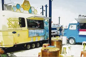 怀旧大卡车摆阵改装成快餐车图片