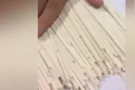 快吐了！面条长出奇怪黑点 剥开一看全是活虫！