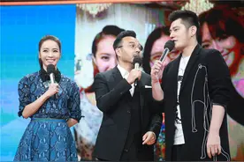 侯佩岑做客《天天向上》 大方谈和蔡依林合影图片