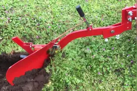 农村小伙制作可转换耕地方式的犁，为发明者点赞！