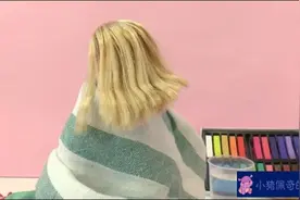 我们一起来帮芭比娃娃染发吧！哇变颜色了哦！