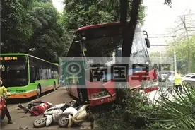 南宁大学路发生车祸！一骑电动车女子惨死白马公交车下图片