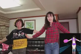 韩国妹子带妈妈玩尬舞游戏，妈妈舞蹈细胞超强全程扭的比女儿还好视频封面