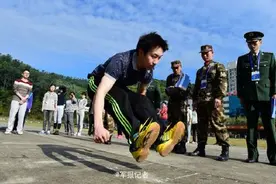 2016年公安现役部队应招入警大学生进行体能测试图片