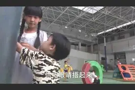 姐弟玩捉迷藏，姐姐故意不让弟弟找到，弟弟出来后崩溃痛哭视频封面