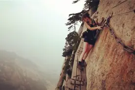 外国人上华山走长空栈道！胆小慎点！图片